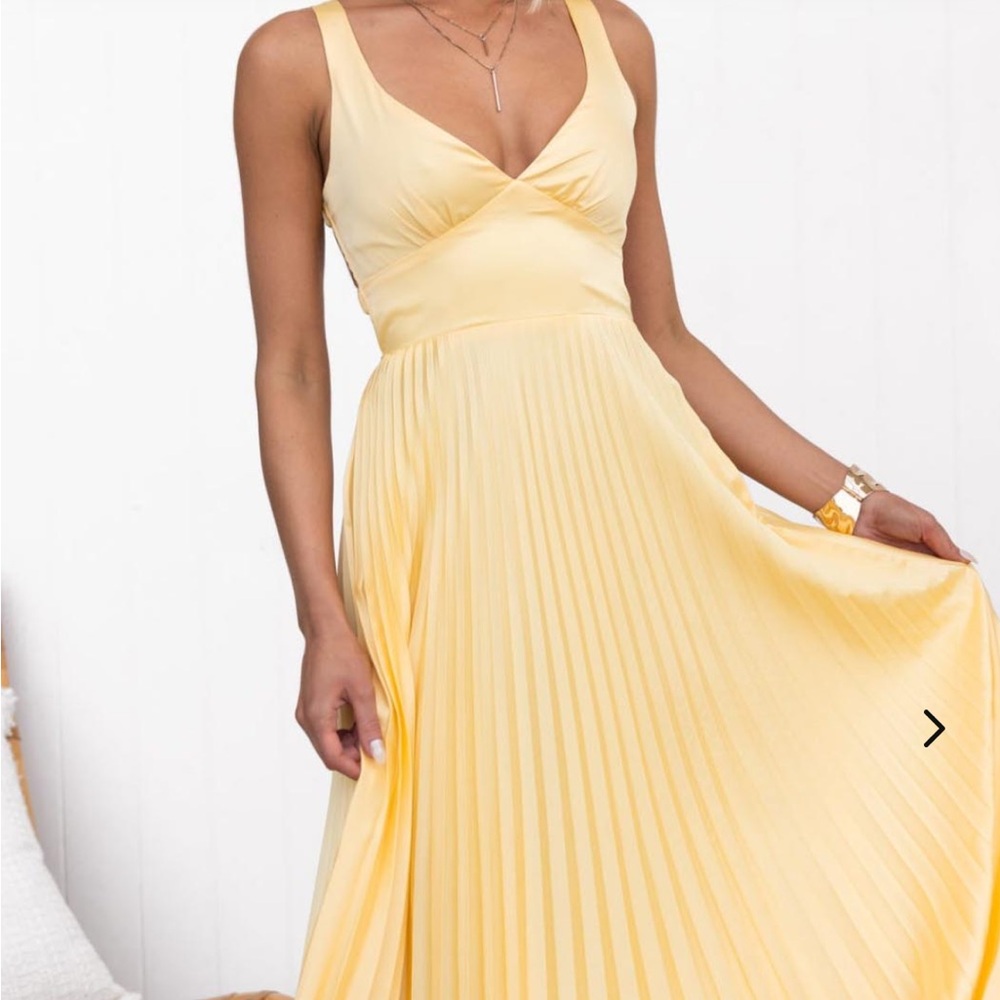 Elegant Yellow Pleated Maxi Dress
